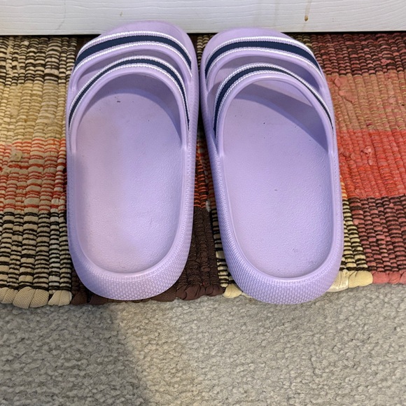 PINK Victoria's Secret Lavender Slide Sandals - Picture 4 of 4